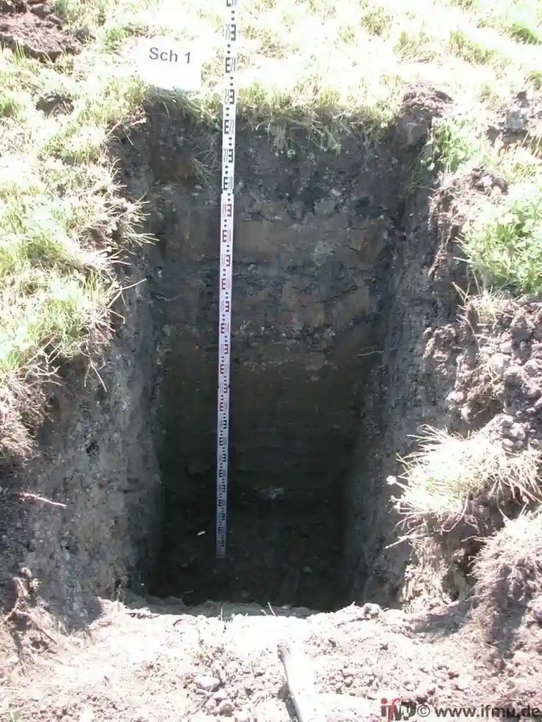 Schürfgrube (Sondierbohrung) in Regensburg – Normgerechte Baugrunderkundung nach Eurocode 7