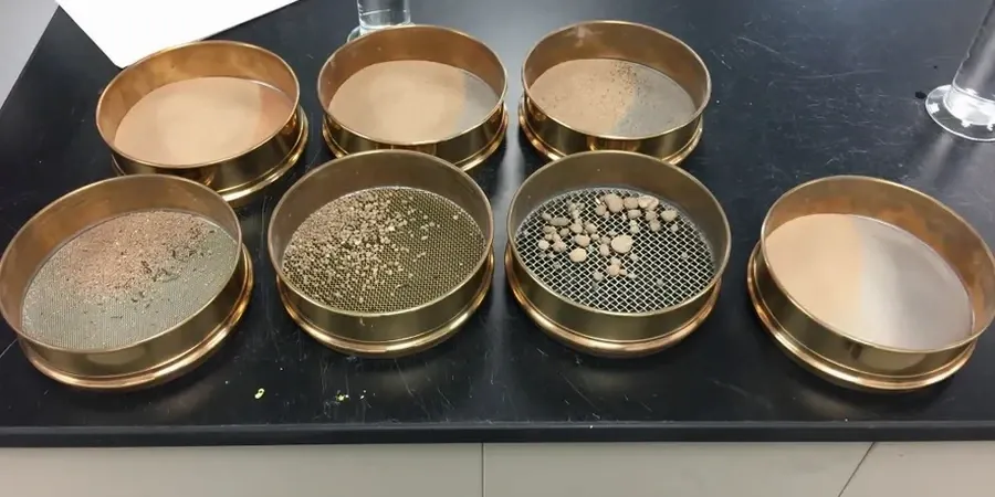 Korngrößenanalyse (Siebung + Hydrometer) in Regensburg – normgerecht nach DIN EN ISO 17892-4